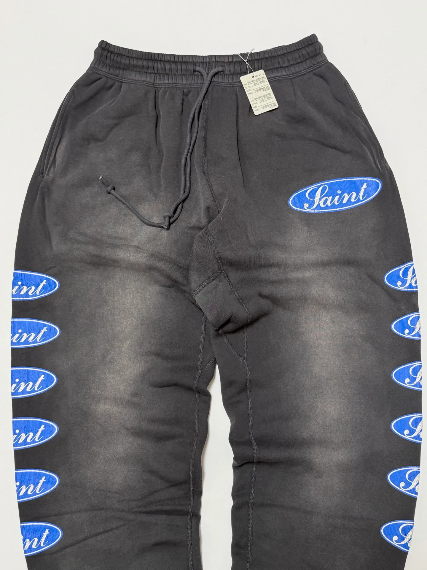 SAINT Mxxxxxx SWEAT PANTS/LOVE AMONG/BLK blue SAINT barrage sweatpants, washed black S-XL, top-notch printing and distressing process, very close to the original distressed feeling, Assute dyeing, whole piece sprayed with horse fade, wormhole destruction treatment, heavy fermentation washing to create NEW VINTAGE texture, factory four-needle and six-thread workmanship, no bone seams, correct main mark, wash mark